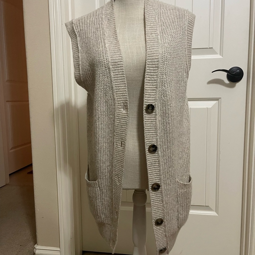 Jessica Simpson Sleeveless Button-Front Cardigan Vest in Light Taupe